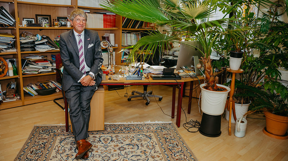 Prof. Dieter Schinzer in seinem Büro (c) Jana Dünnhaupt _ Uni Magdeburg