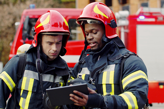 Feuerwehrmänner bei der Einsatzplanung (c) shutterstock _ VAKS-Stock Agency